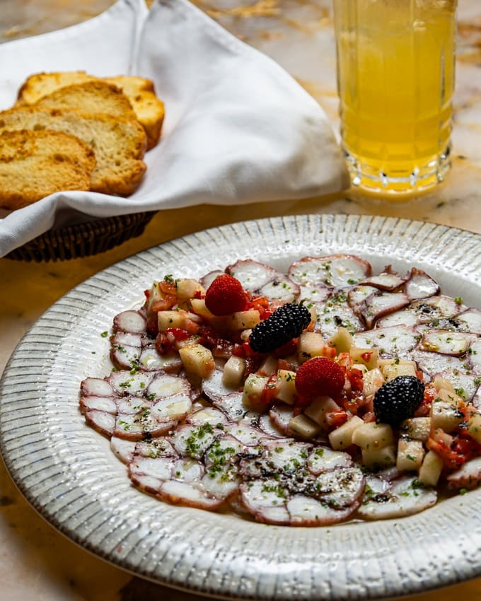 Carpaccio de polvo com vinagrete de abacaxi e morango
