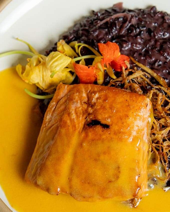 Salmão ao molho de maracujá com arroz negro