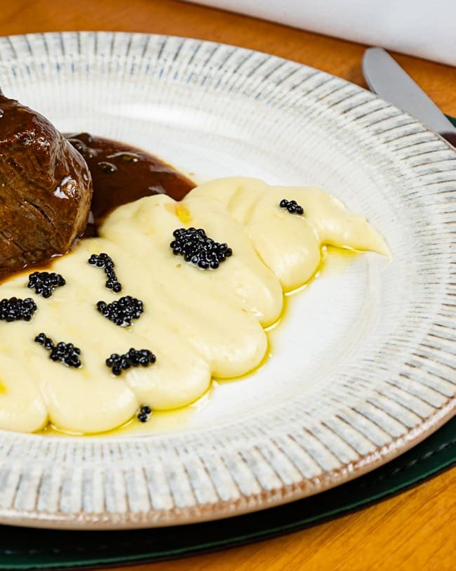 Steak Moscovita com purê de batata gratinado e ovas de mujol