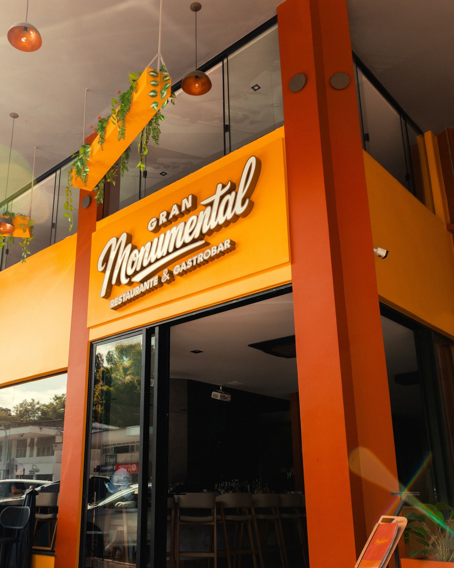 Fachada do Gran Monumental, com colunas laranja e letreiro iluminado
