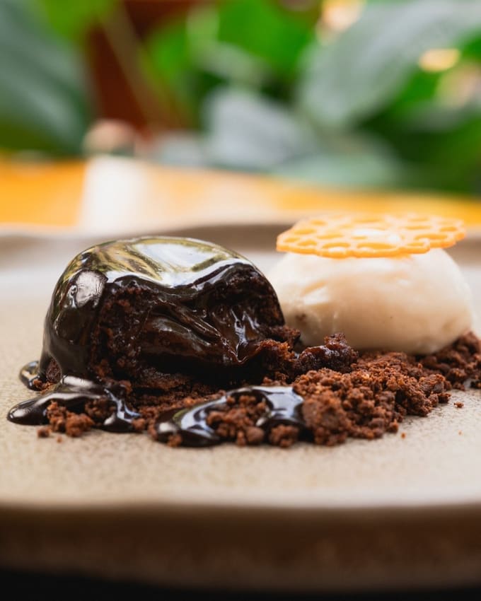 Petit gâteau de chocolate belga com sorvete de baunilha