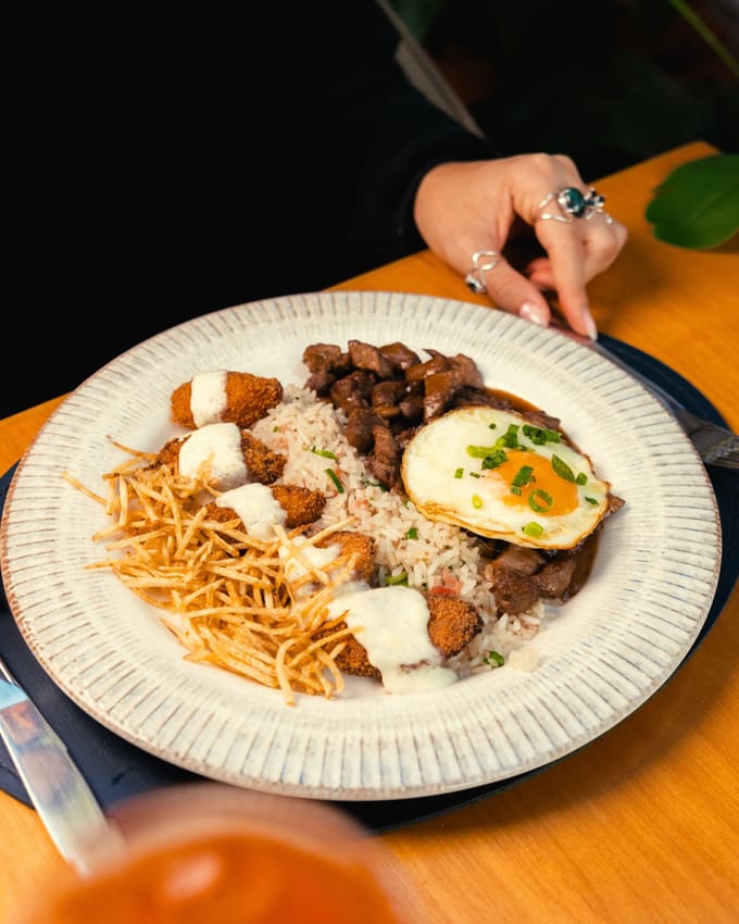 Picadinho do Chef Maicon com arroz, ovo frito e batata palha